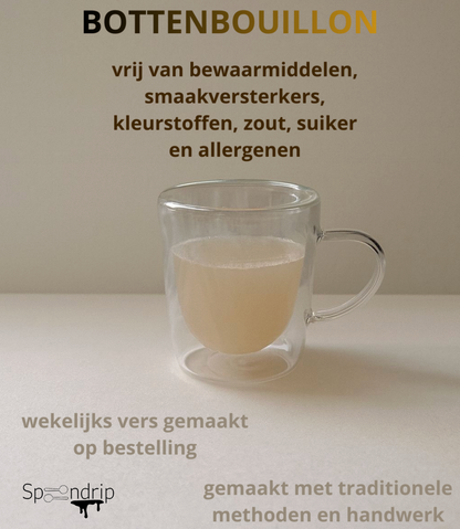 Bottenbouillon, vrij van bewaarmiddelen, smaakversterkers, kleurstoffen, zout, suiker en allergenen. Wekelijks vers gemaakt op bestelling. Gemaakt met traditionele methoden en handwerk. 